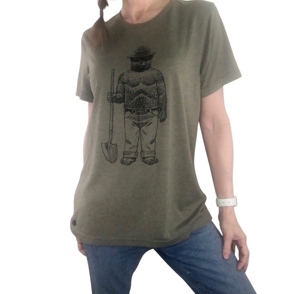 WYR Tops - Smokey Bear Shovel Crewneck Tee (Unisex)Shirt Sz Medium Soft Spun Olive Green